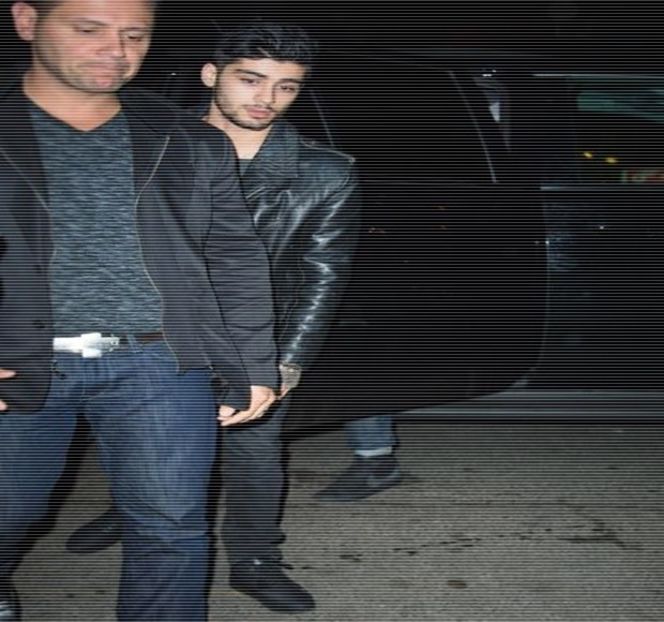 — Şi să-şi încordeze maxilarul ca şi cum şi-ar fi abţinut o sumedenie de erupţii nedorite. - 17 My eyes red but my brim low