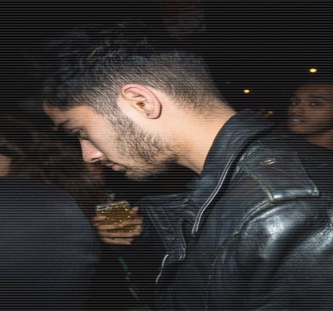 — Dure a uşii, trage aer în piept înainte de a ciocăni de două ori. Ca o succesiune, apasă - 17 My eyes red but my brim low