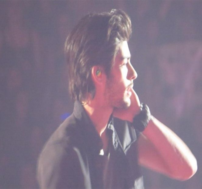 — Gură, dar nicio secundă nu m-am gândit la..” Deşi brusc îşi între-taie ideea, fruntea i-o - 17 My eyes red but my brim low