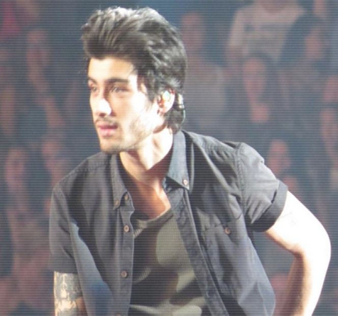 — Mic zâmbet. “Te iubesc.” Rosteşte din nou, de această dată simţindu-se mândria din glasul - 17 My eyes red but my brim low