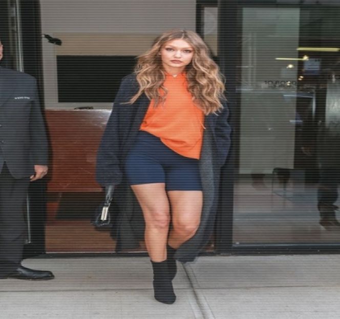 —  În tot acest timp, câteva secunde mai târziu îi comunică la rândul ei următoarele: - 17 My eyes red but my brim low