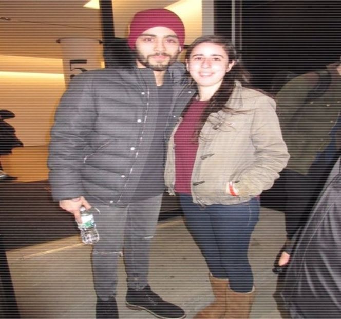 — Are loc drept singur răspuns venit din partea lui. În cele din urmă, îşi plimbă un braţ peste - 17 My eyes red but my brim low