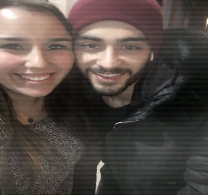 — Ei folosindu-şi braţul. Între timp, în ciuda faptului că-şi închide ochii, reuşeşte a-i plasa - 17 My eyes red but my brim low