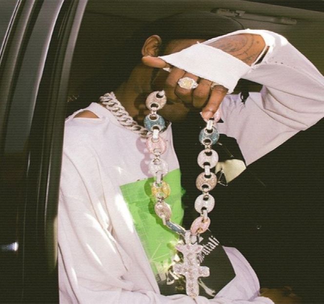 — Oprit în apropierea ei, undeva în faţa acesteia, dar totuşi fără a o “sufoca”, palmele şi le - 17 My eyes red but my brim low