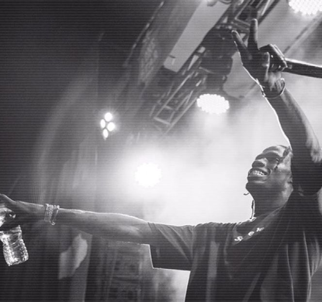 — Parte în cealaltă, muşcând şi din buza inferioară, înainte de a-şi sustrage palmele din buzunare - 17 My eyes red but my brim low