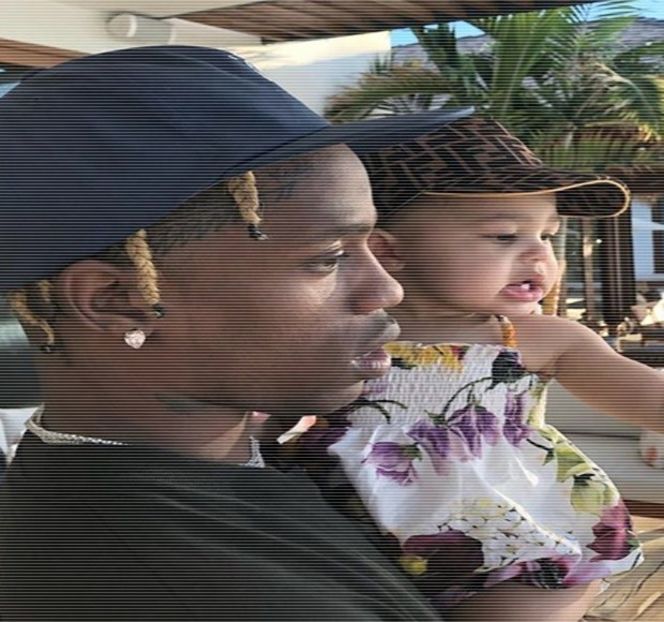 — Amicei sale peste propriul obraz prinde contur, intenţionând de fapt a păstra o atmosferă - 17 My eyes red but my brim low