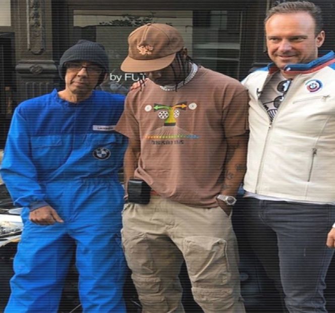 — Atmosfera dintre ei devenea tot mai ciudată, lucru cauzat în totalitate de liniştea ce părea - 17 My eyes red but my brim low