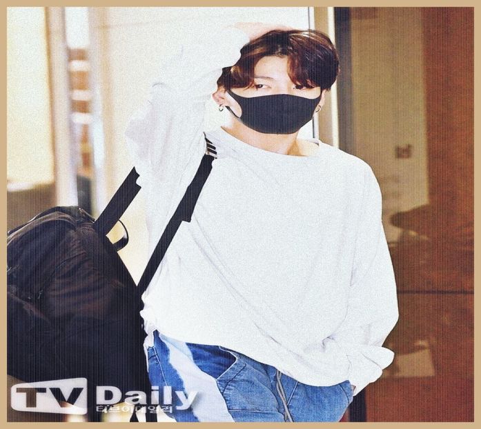 Day 11 (21-06-2020) - at the airport - 02 - Jeon Jungkook