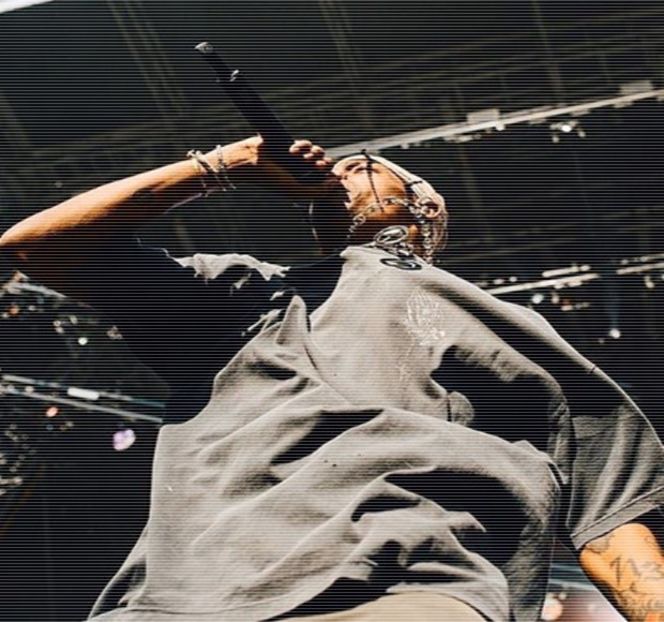 — Şi-o menţine totodată în acelaşi punct, până ce alte câteva secunde trec, chiar dacă şatena - 17 My eyes red but my brim low