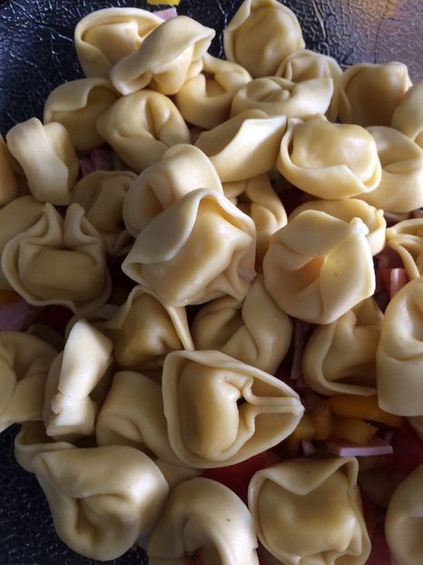 Tortellini cu brânză - Salată Hawaiană