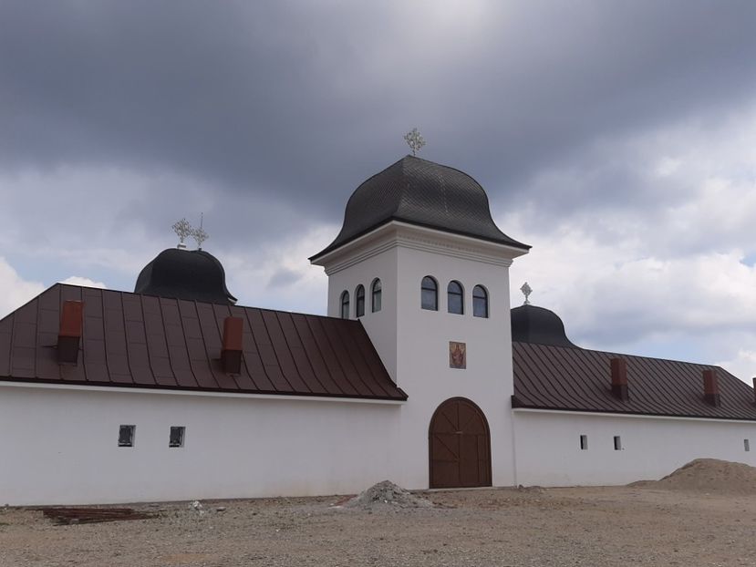  - Mânăstirea din vârful Roman