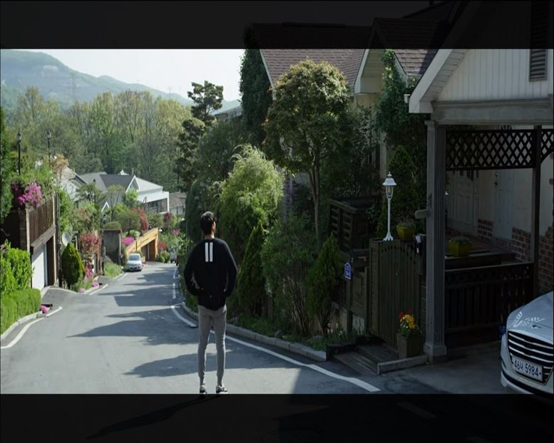 ▌Se oprește în fața casei unde locuiește Hana. ▌ - Episode 04