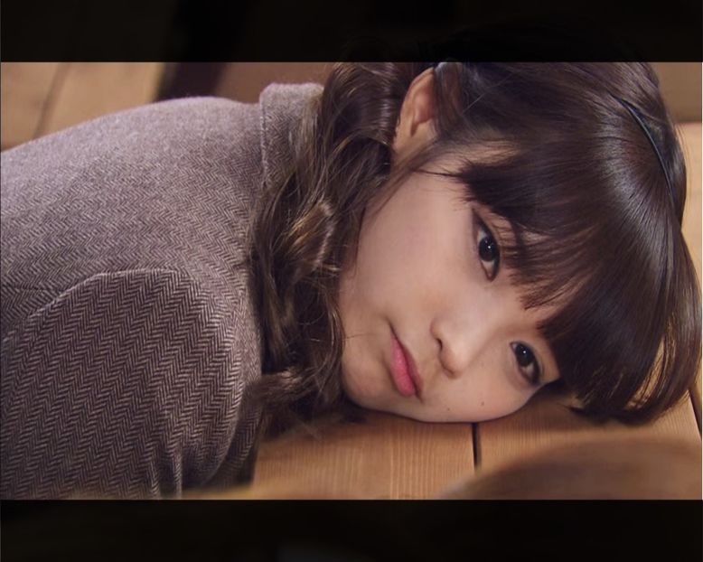 ▌Stă cu capul pe masă. ▌　― Vreau să dooorm.. T.T Nu mai ies niciodată dimineața cu bicicleta. - Episode 04