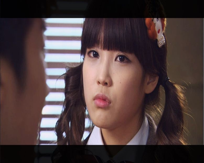 ▌Își ridică capul și se uită urât la el. ▌　― Sper să-ți rămână mâncarea în gât.. - Episode 04