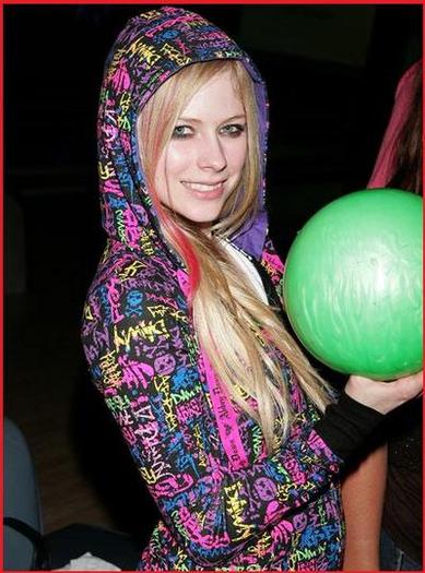 phpThumb_generated_thumbnailjpg - 00 Avril Lavigne 00