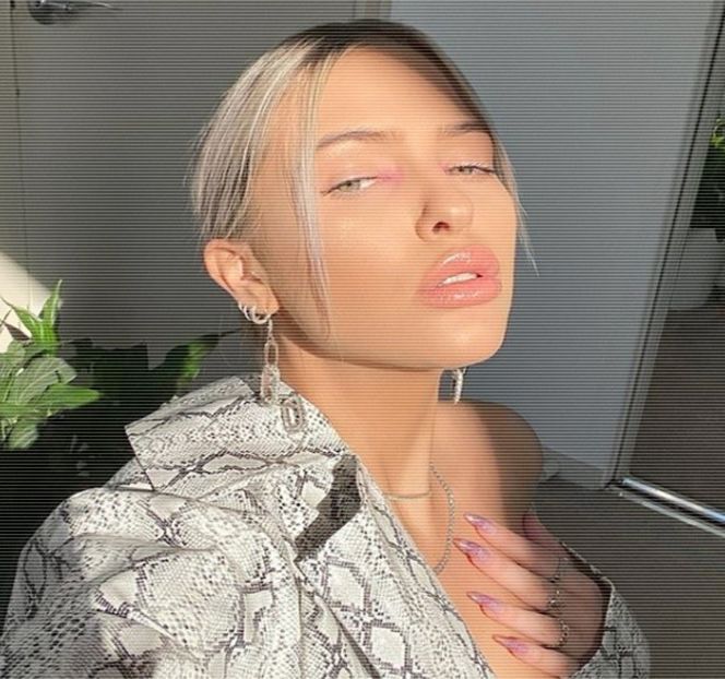 — Dezinteresul său natural iese la suprafaţă după doar câteva clipe de tăcere în plus, când - 17 My eyes red but my brim low