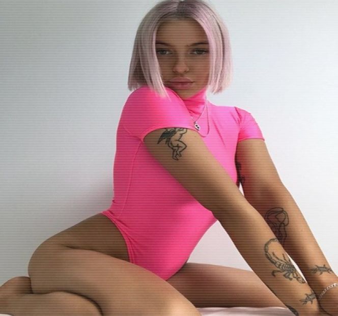— De-ndată ce pătrunde din nou în apartament, asigurându-se, desigur, că este urmată de - 18 Might hit her address tonight