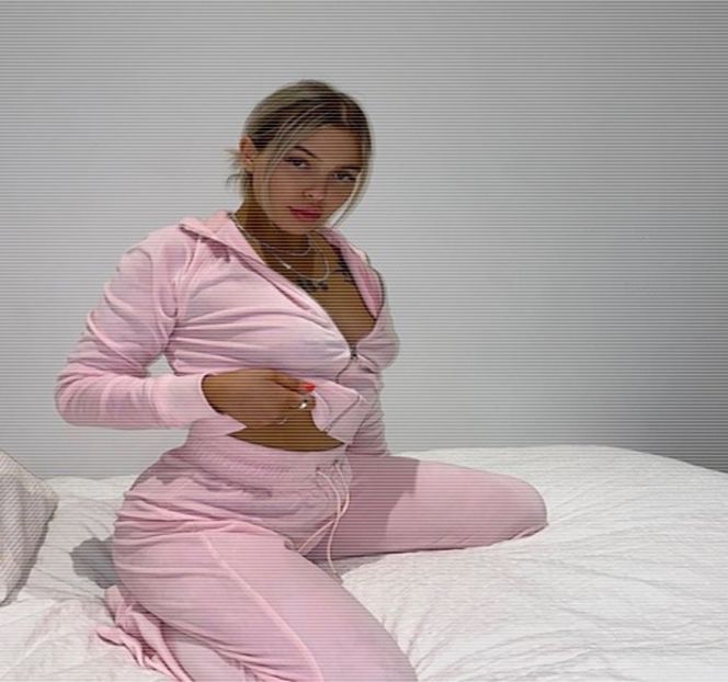 — Sa de glumă. Pe moment, singurul gest la care apelează este rotirea inevitabilă a ochilor, - 18 Might hit her address tonight