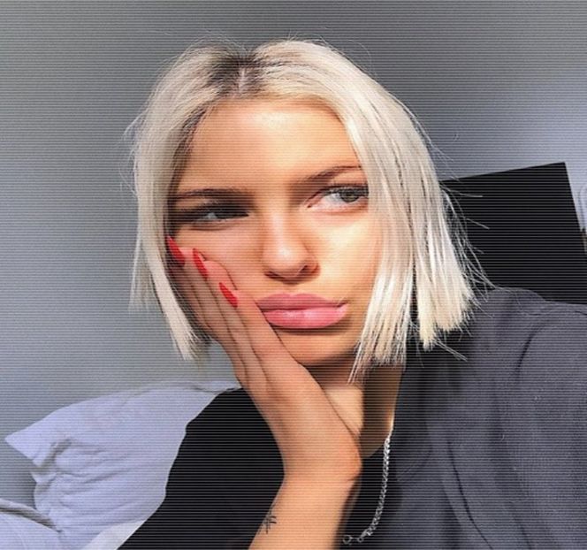— În primă instanţă tinde să creadă că brunetul i se va alătura micului ei joc hazliu, însă - 18 Might hit her address tonight