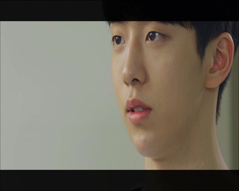 ▌Se oprește și-i dă drumul Hanei. Se uită la el ciudat. ▌　― Tu ce cauți aici? - Episode 05