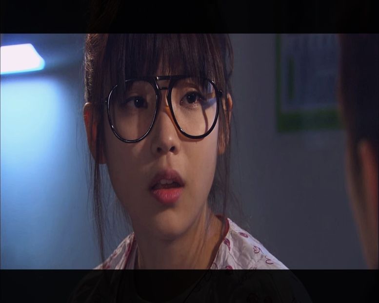 ▌Dă cu pumnul în mâna lui Joon. ▌　― Ya! Vorbește frumos. El m-a adus aici. - Episode 05