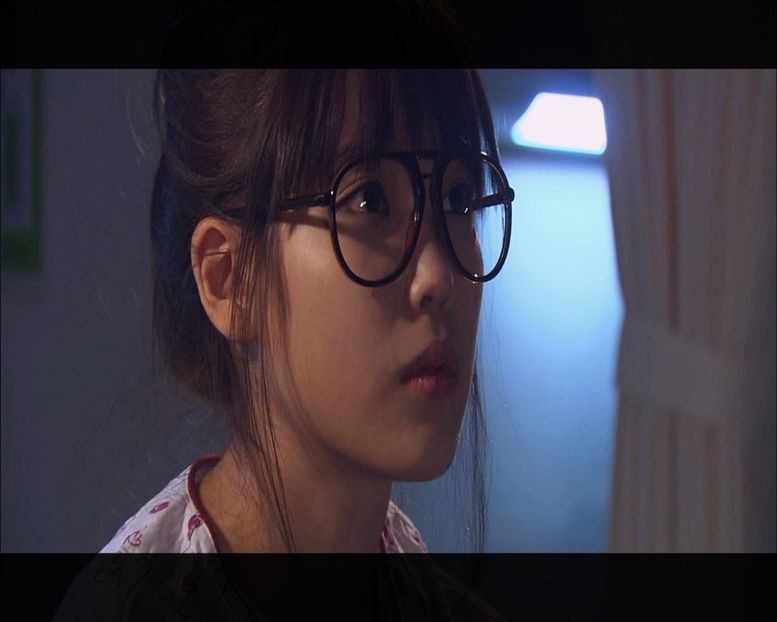 ▌Se uită la Joon. ▌　― o.o.. 　▌Îl trage de haină înapoi. ▌　― Calmează-te! - Episode 05