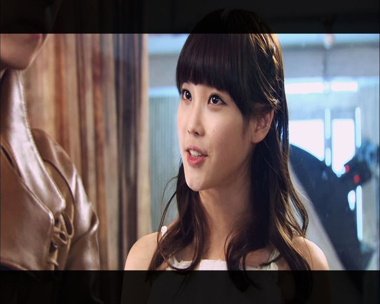 ▌Se uită la el. ▌　― Vrei să mergem să ne distrăm? :> - Episode 05