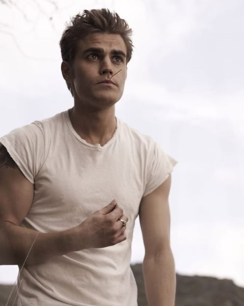 *vine in curte langa ea,scobindu-se in kur*Stii ceva de Raluca? - episodul 80