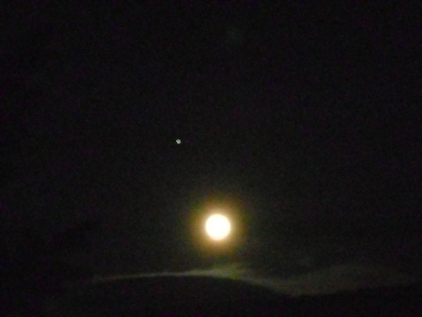 Luna plina in conjunctie cu Jupiter in Capricorn si eclipsa penumbrala de Luna - Luna - Soarele si norii - 2