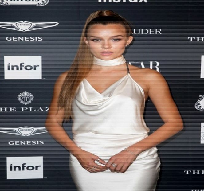 — Nu reprezintă altceva decât pur amuzament pentru ea, dovada fiindu-i şi expresia facială - 18 Might hit her address tonight