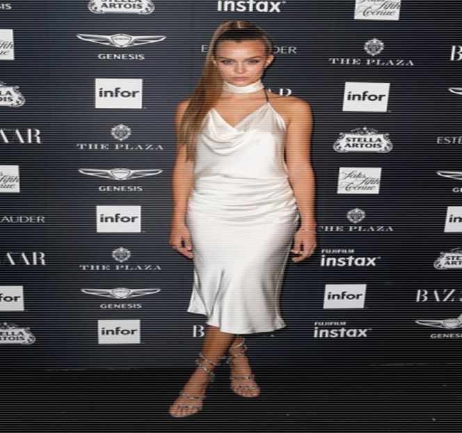 — Şi-l trece peste bazinul lui, adoptând, deci, aceeaşi poziţie precum cea a brunetului, - 18 Might hit her address tonight