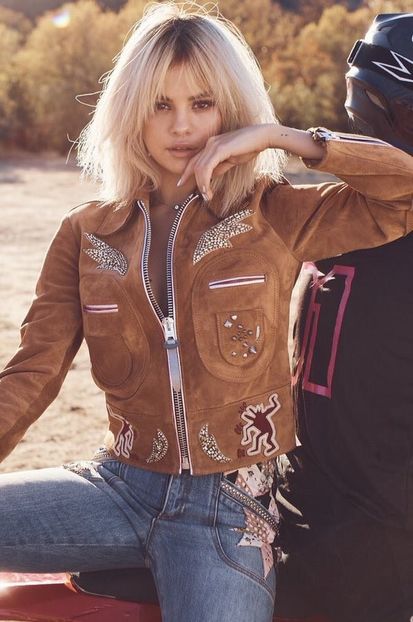 DePJOdeW4AAnQES - SELENA GOMEZ PHOTOSHOOTS 1