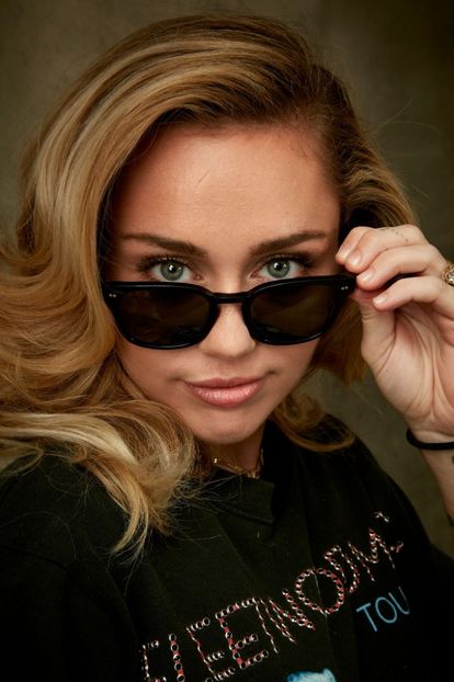  - MILEY CYRUS PHOTOSHOOTS 1