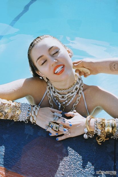  - MILEY CYRUS PHOTOSHOOTS 1