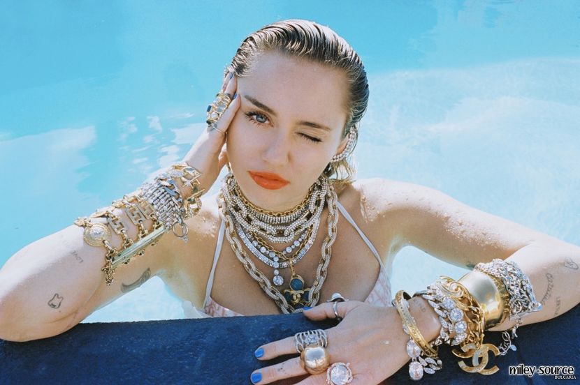  - MILEY CYRUS PHOTOSHOOTS 1