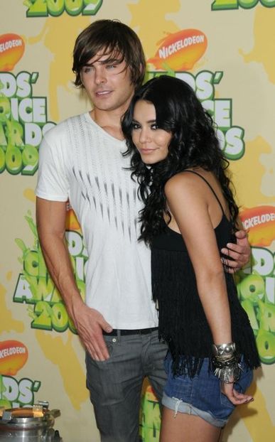 KC_282729 - VANESSA HUDGENS SI ZAC EFRON