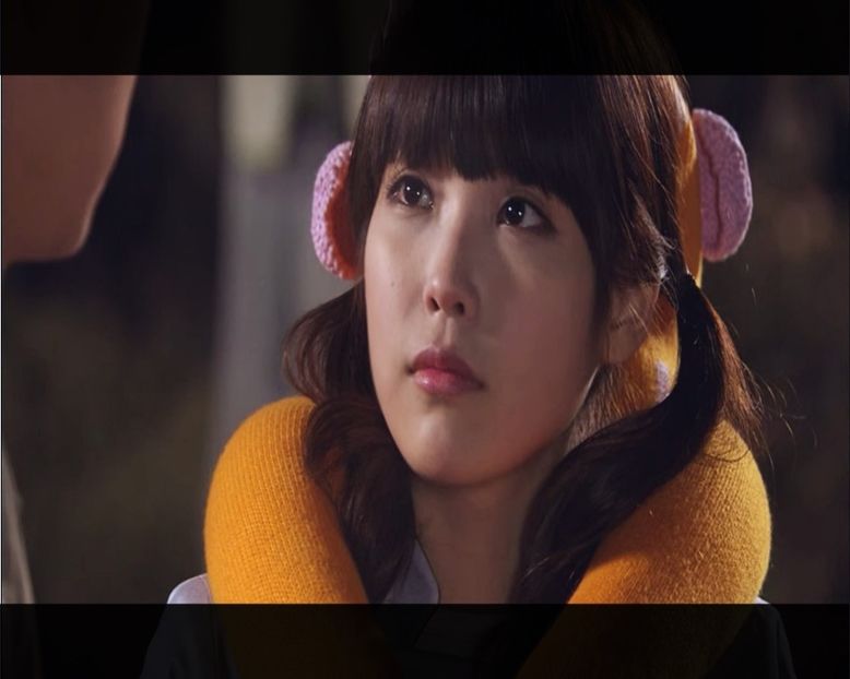 ― S-a dus să ia ceva de băut.　 ▌Mijește ochii la el. ▌　― Îți e dor de ea? :> - Episode 06