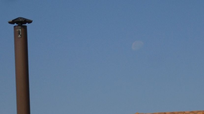Luna in scadere in Pesti - Luna - Soarele si norii - 2