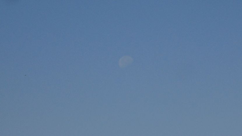 Luna in scadere in Pesti - Luna - Soarele si norii - 2