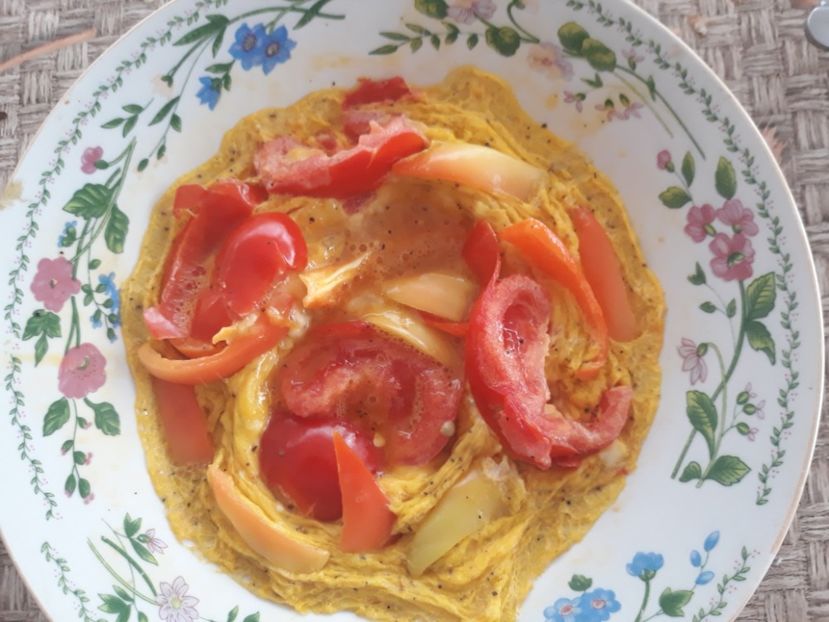 Omleta cu rosii si ardei la microunde - Retete 1