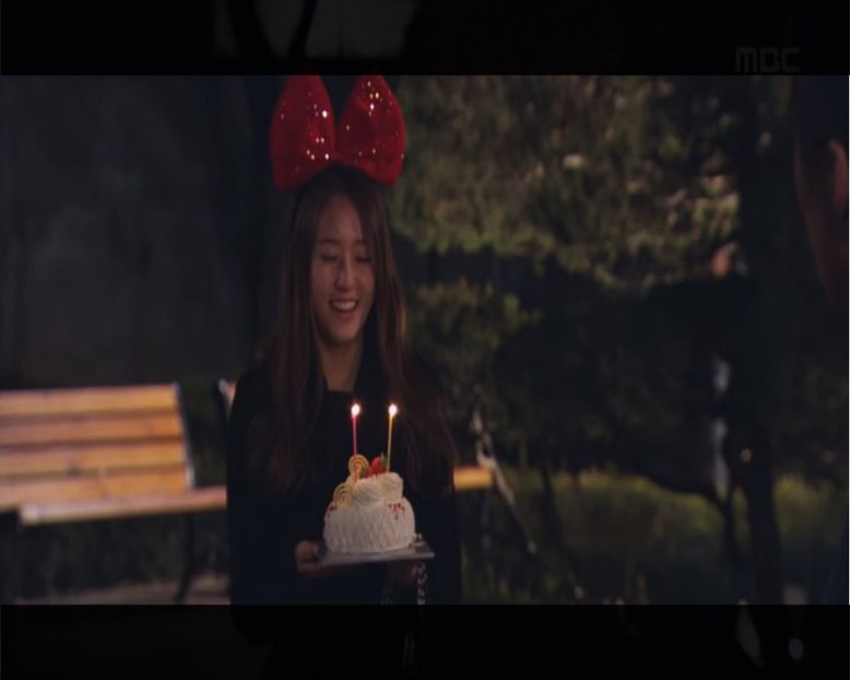 ▌Se apropie de ei cu un tort în mână și cântă o melodie inventată pe loc. ▌　♫ Felicităăări, Joon! ^^ - Episode 06