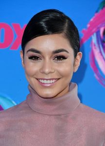  - VANESSA HUDGENS LA TEEN CHOICE AWARDS IN LOS ANGELES 2017