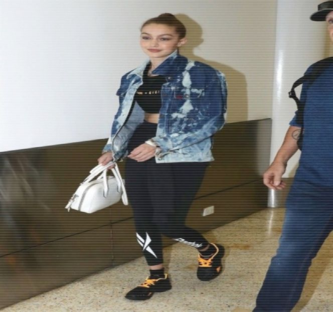 —  Văd. Încă un minut cu fata aia şi mi-o lua mintea razna.”, eliberând în final un pufnet - 18 Might hit her address tonight