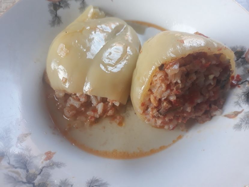 Ardei umpluti cu carne si orez - Retete 1