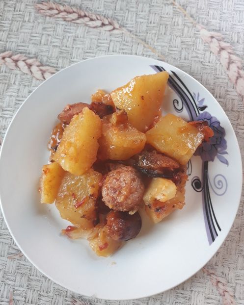 Cartofi cu carnaciori la cuptor - Retete 1