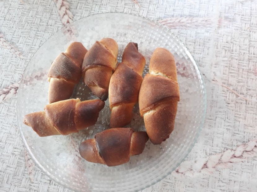 Cornuri pufoase cu ciocolata - Retete 1