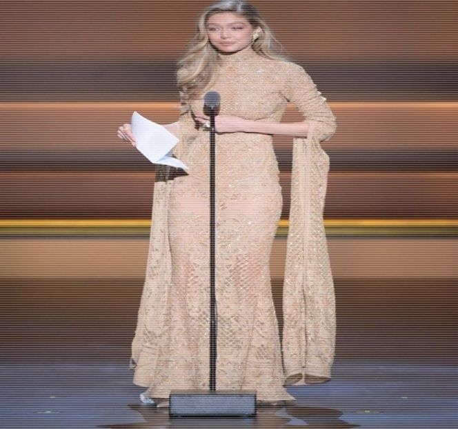 —  Spuse, adaugă: „Travis. Sunt conştientă că nu m-ai chemat aici să  vorbim despre - 18 Might hit her address tonight