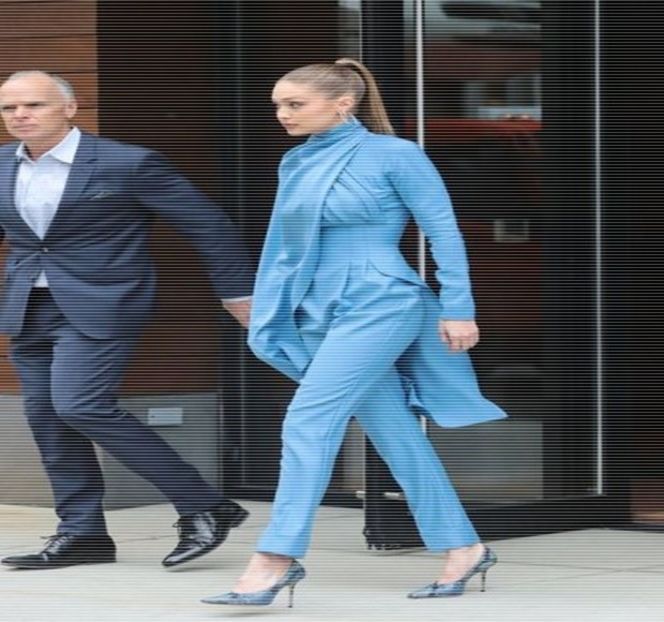—  Curiozitatea pe care brunetul şi-o exprimă în final readuce figura acestuia în aria ei vizuală, - 18 Might hit her address tonight