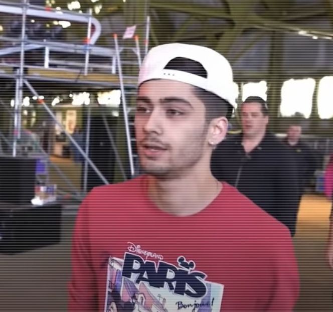 — De Travis îi captează fără doar şi poate atenţia din orice punct de vedere, privind-o instant - 18 Might hit her address tonight