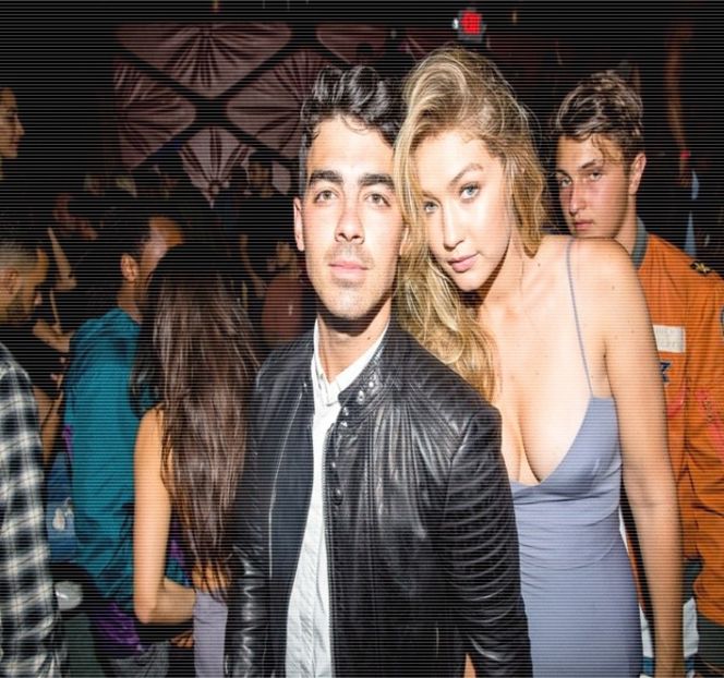 —  Partea cealaltă de pat, loc în care îşi zăreşte iubitul dormind. Colţul gurii i se arcuieşte - 19 Pull them panties to the side!